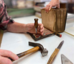 Bild der Buchreparatur / Buchrestaurierung