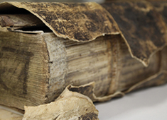 Buch vor der Reparatur