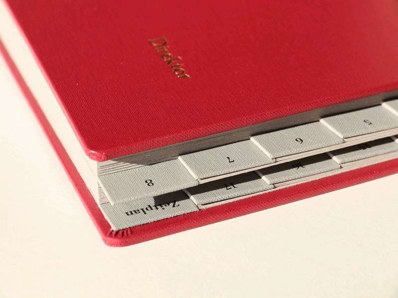 gestanztes Register für eine Unterschriftenmappe